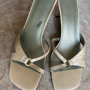 Bandolino leather slides comfortably fashionable